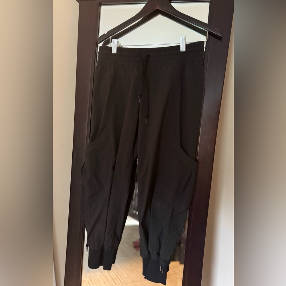 LULULEMON Black Cropped Jogger Pants (US 6)